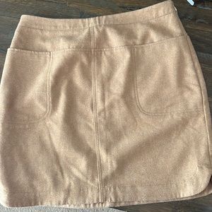 Vinyard Vines - Size 6 - tan skirt with front pockets